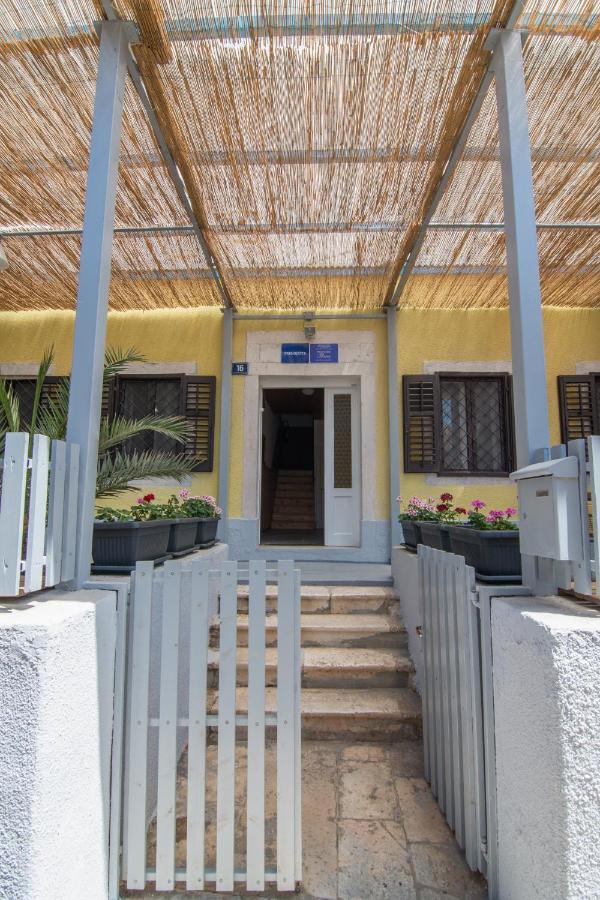 Hostel Flora マリ・ロシニュ エクステリア 写真
