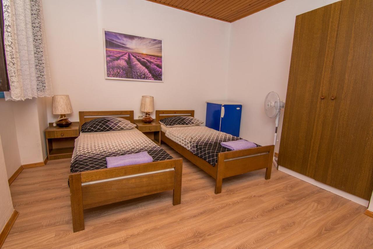 Hostel Flora マリ・ロシニュ エクステリア 写真