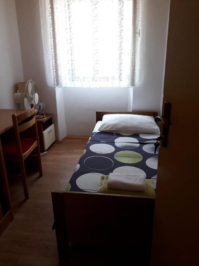 Hostel Flora マリ・ロシニュ エクステリア 写真